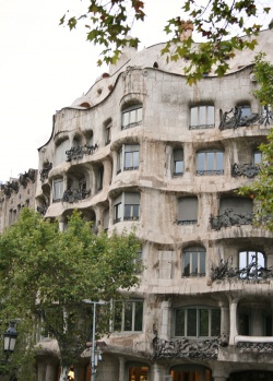 Барселона (Испания) А.Гауди - Дом Мила (1910)